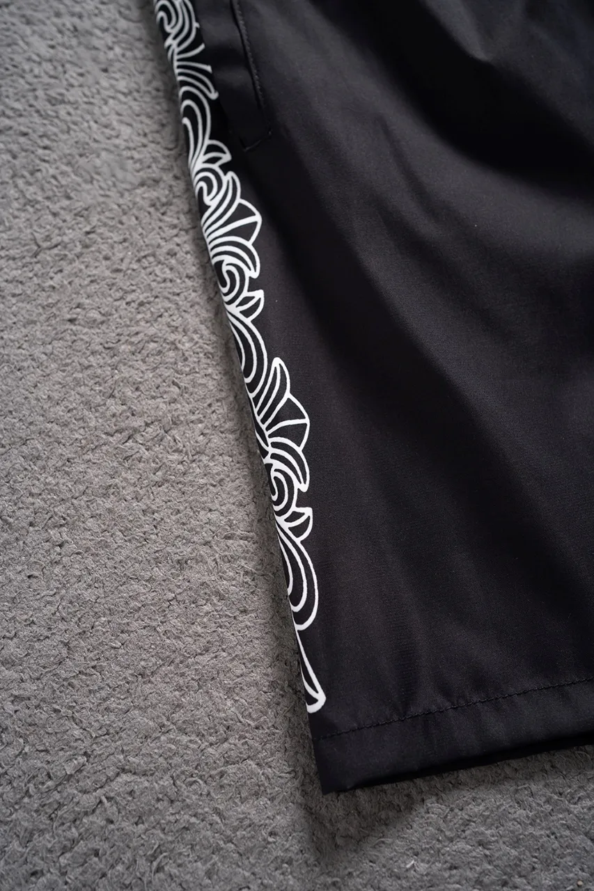 🅿️130 #V2410 [Replenishment all year round] 𝐂𝐡𝐫𝐨𝐦𝐞 𝐡𝐞𝐚𝐫𝐭𝐬 Croix heart new summer beach pants LV classic printed quick-drying three-quarter pants, same style for men and women, the fabric is made of polyester fiber for customers, stain-resistant and wrinkle-resistant, the most suitable material for summer outings It is guaranteed to be cool and comfortable enough at the same time. It is super stylish when you wear it casually. You can clearly see the texture and other things by looking at the photos. It is not an ordinary market material that can seduce a person who wants to go on vacation in minutes. Pockets on both sides. Drawstring at the waist. Very practical design, with impeccable workmanship, details and fit. Can be worn as casual pants or beach pants. A must-have for beach vacations, home leisure, gym equipment, morning running and night running. Practicality takes into account functionality. Color: Black White Size: M-XXXL